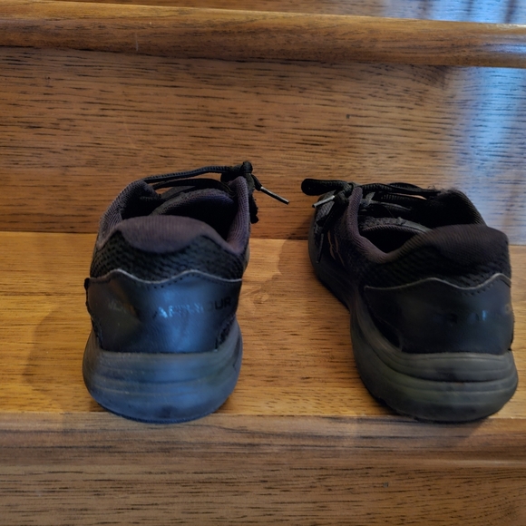 Used Under Armour youth 6.5 black shoes - Picture 3 of 6